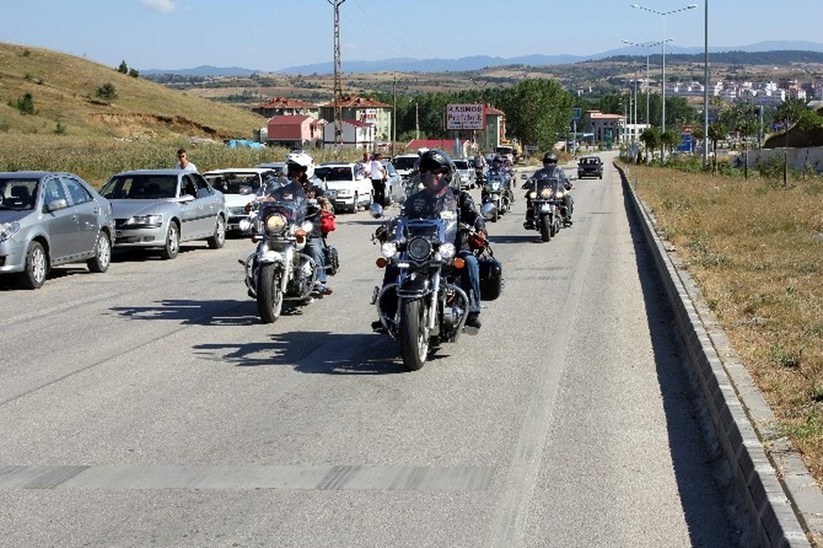 Korna Çalarak Terörü Protesto Ettiler