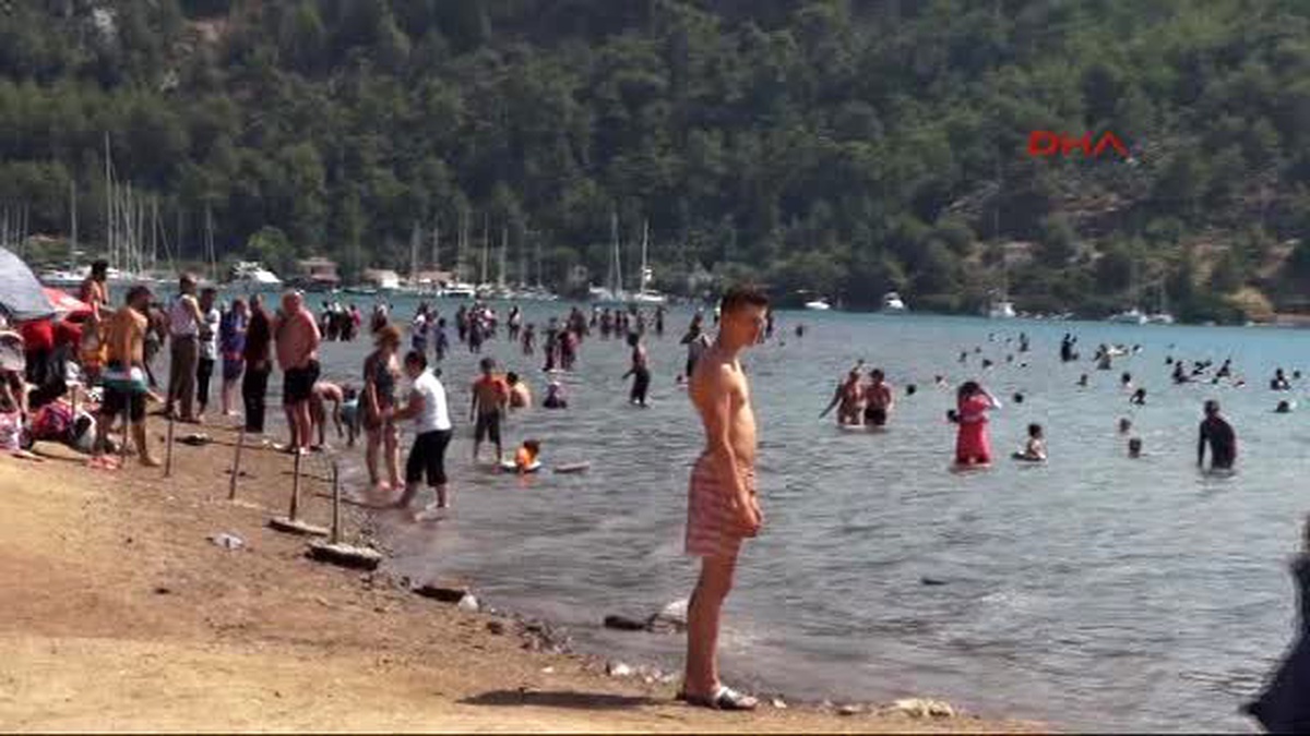 Marmaris Kızkumu\'na Turist İlgisi
