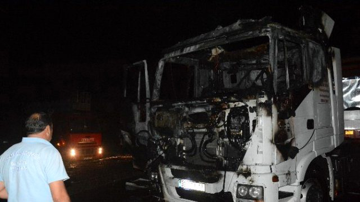 Nusaybin\'de Kontak Anahtarına El Konulan Tıra Molotoflu Saldırı