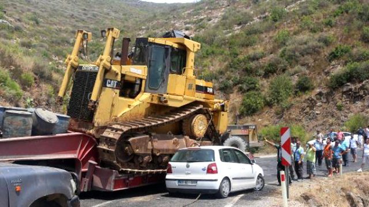 Otomobil Tır\'a Çarptı, 17 Kilometre Araç Kuyruğu Oluştu