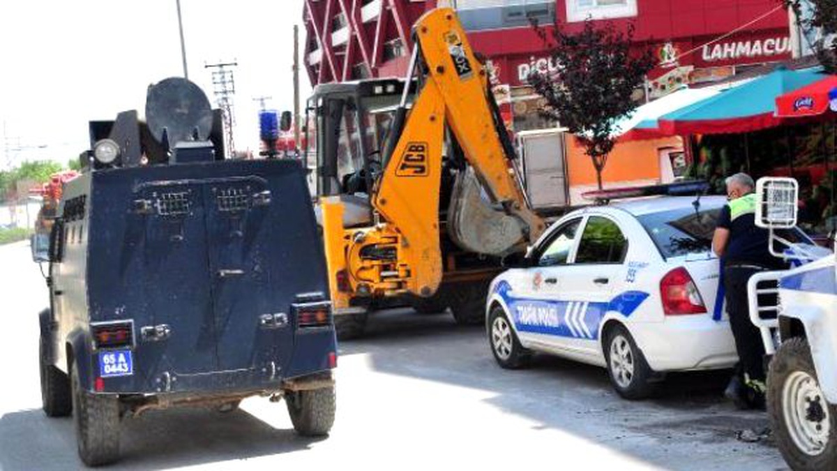 PKK\'lı Teröristin Polise Atmak İstediği Ses Bombası Elinde Patladı