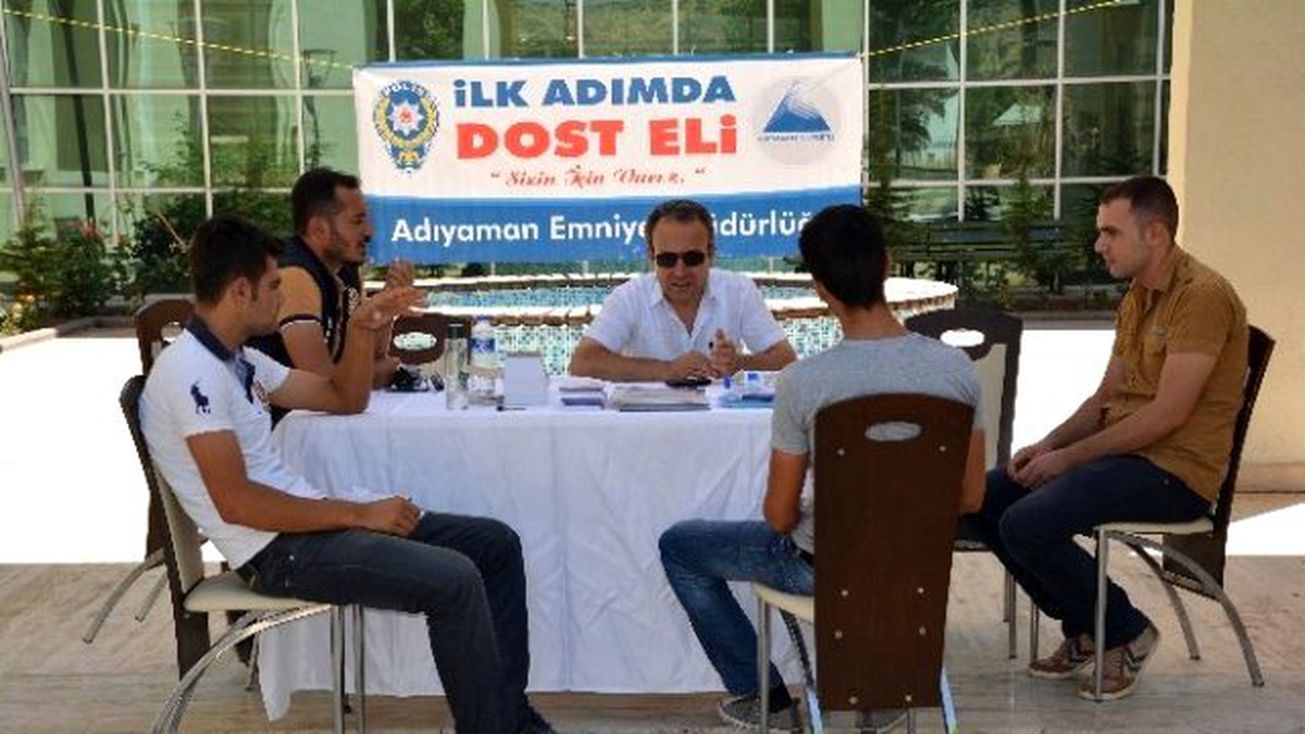 Polisten Yeni Kayıt Yaptıran Öğrencilere Terör Uyarısı