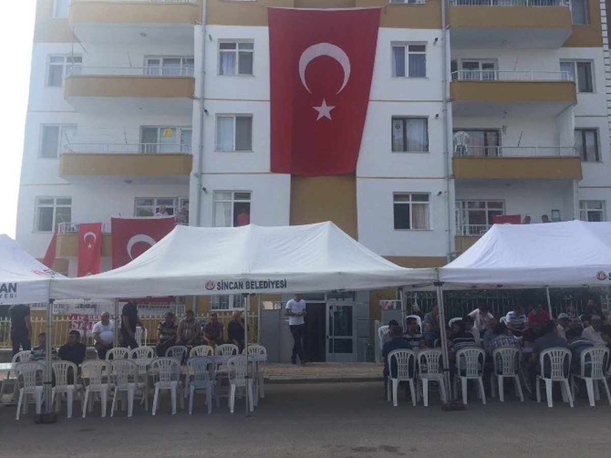 Şehit Savaş Akyol\'un Baba Evine Ateş Düştü