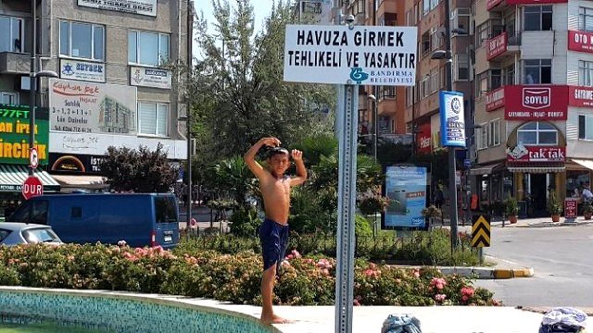 Sıcaktan Bunalan Çocuklar Yasak Dinlemiyor