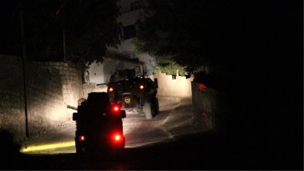 Şırnak\'ta Polis Servisine El Yapımı Bomba ile Saldırı Düzenlendi