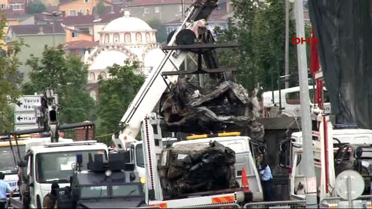 Sultanbeyli\'deki Saldırıda Hasar Gören Araçlar Kaldırıldı