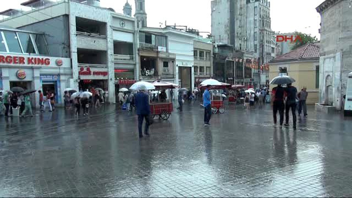 Taksim\'de Vatandaşlar Yağmura Hazırlıksız Yakalandı