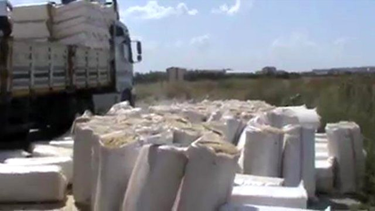 Tır\'da Saman Altından 38 Bin 500 Paket Kaçak Sigara Çıktı