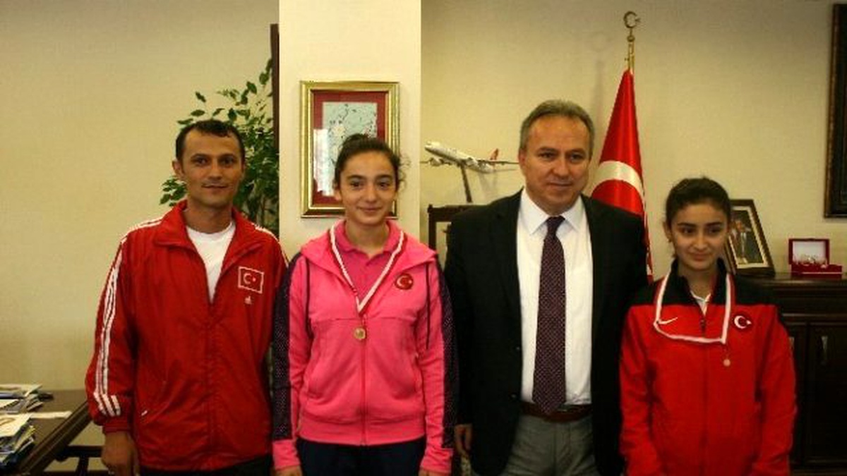 Vali Avrupa Şampiyonu Halterci Kızları Ödüllendirdi