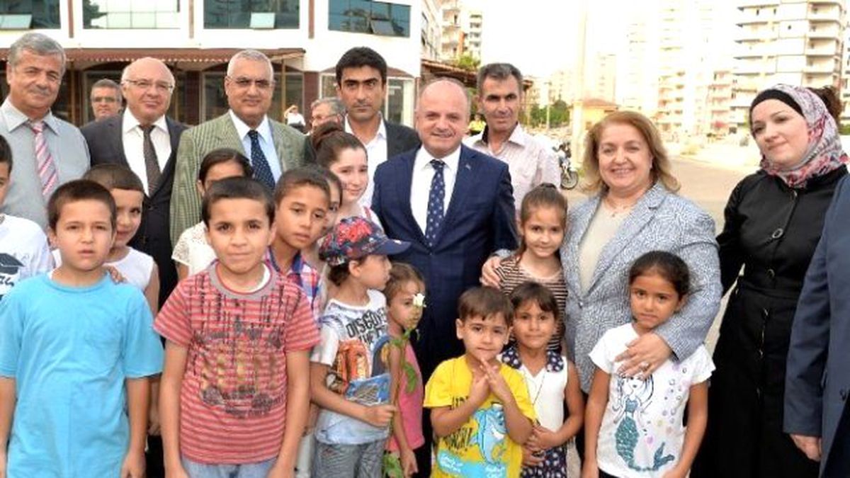 Vali Çakacak, Mersin\'deki Suriyelilerle Buluştu