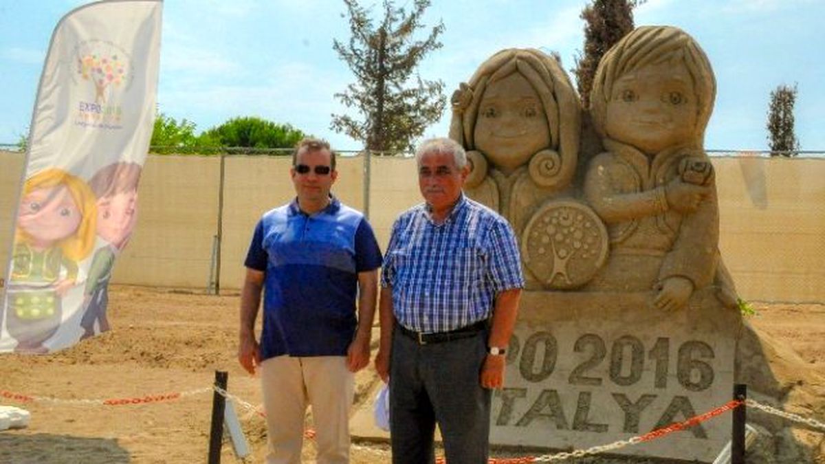 Vali Türker, Kum Heykeller Sergisini Gezdi