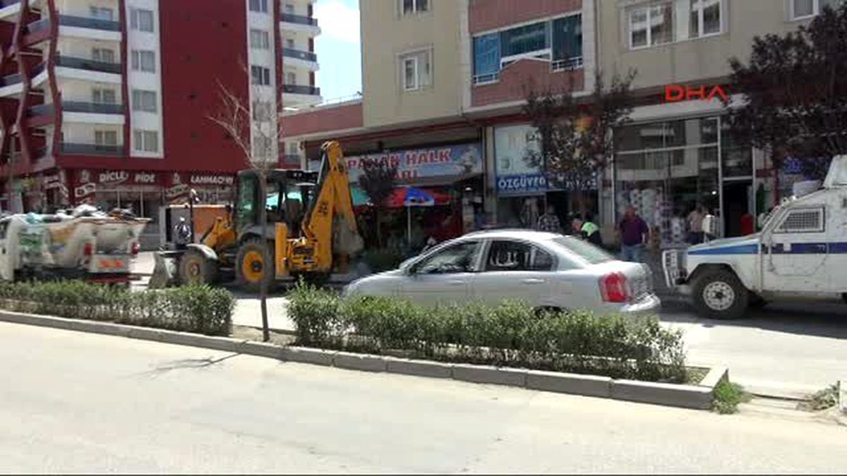 Van Polise Atmak İstediği Ses Bombası Elinde Patladı