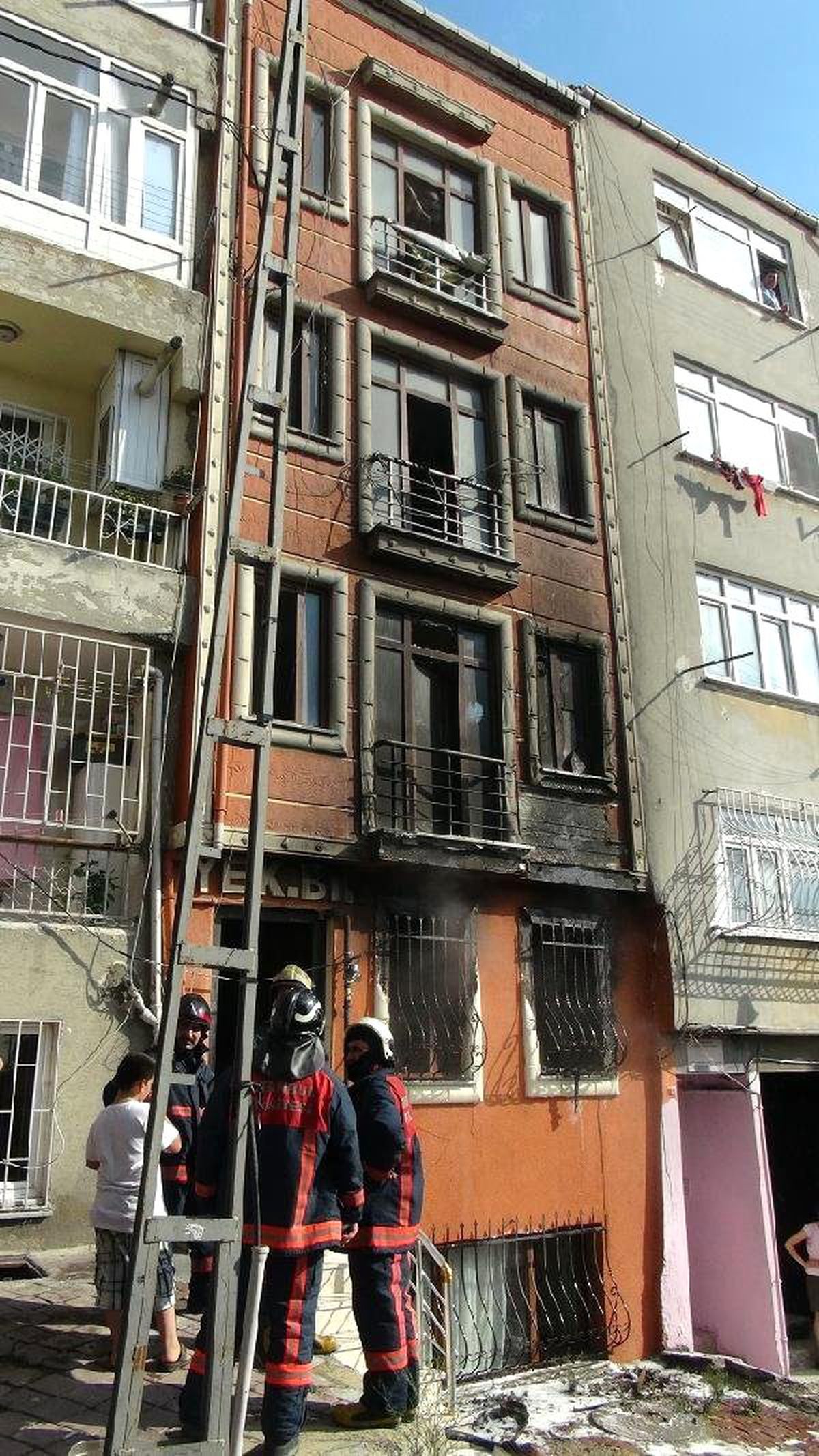 - Yangında Mahsur Kalan Suriyeli Hamile Kadın Üçüncü Kattan Atladı
