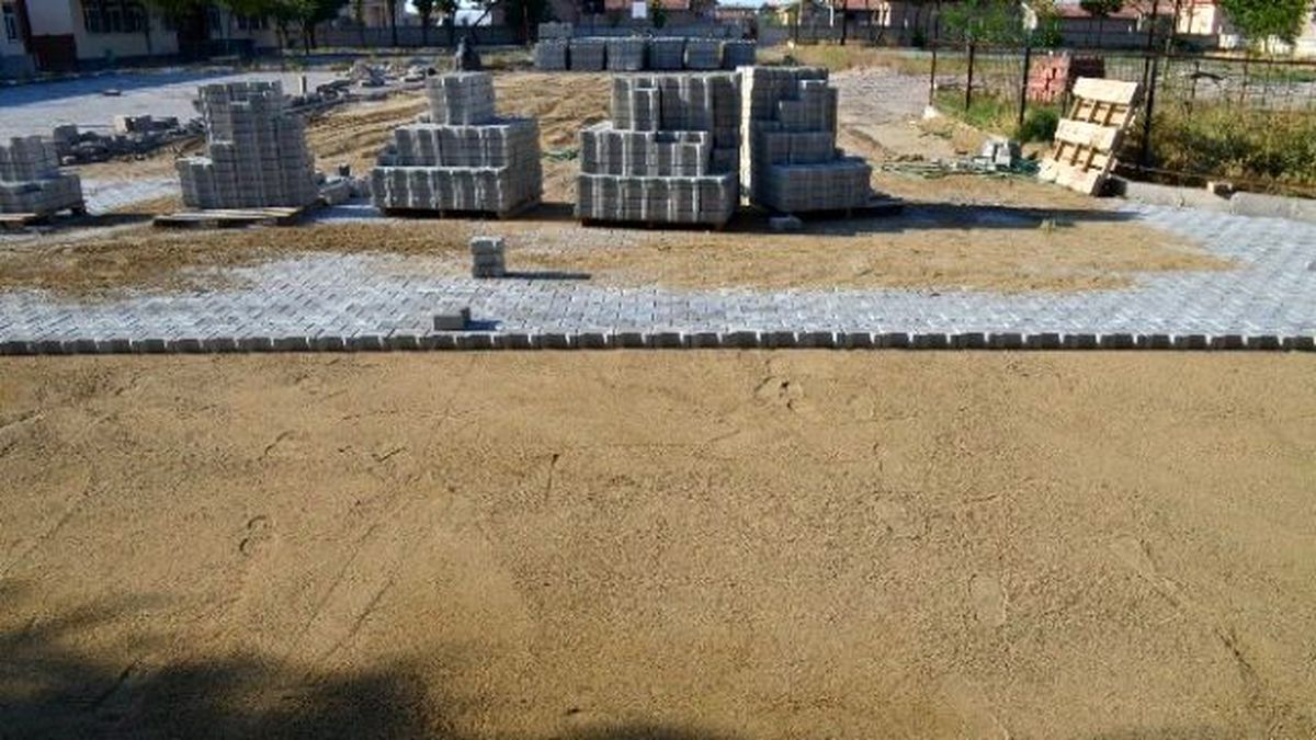 Yenikent\'te Okulların Bahçesi Parke Taşlarla Döşeniyor