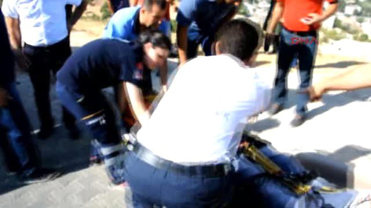 Adıyaman - Virajı Alamayan Otomobil, Ağaca Çarpıp İnşaata Uçtu: 2 Yaralı