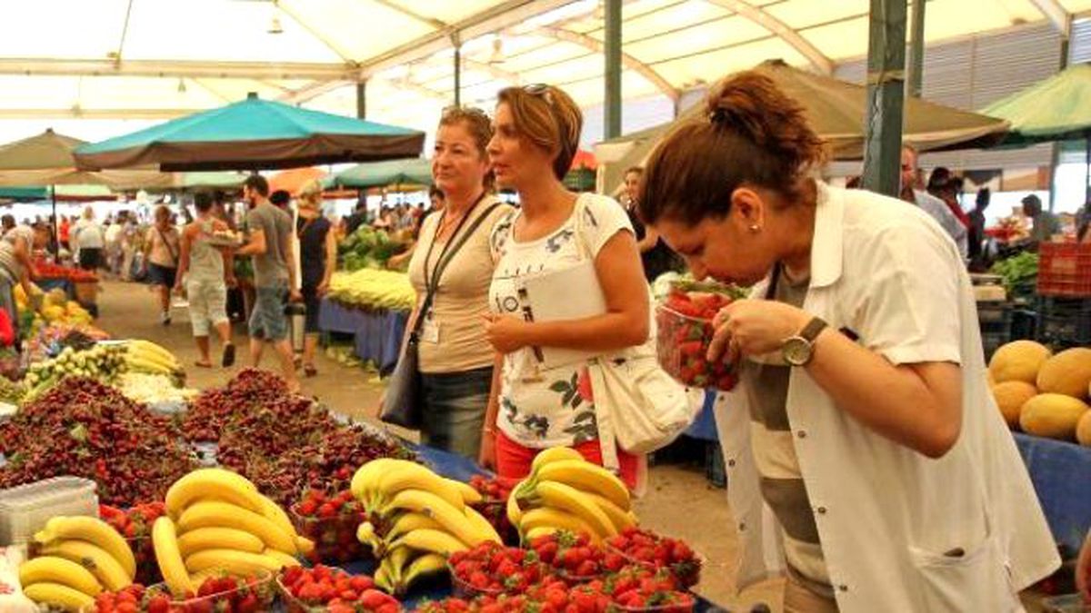 Aegean Seller Uses Scented Spray Over Strawberries To Boost İts Smell