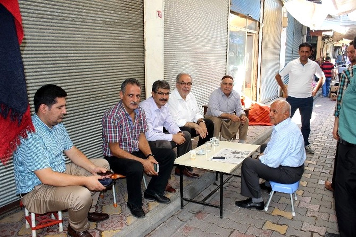Ak Partili Siyasetçiler Tarihi Pazarda Esnafla Bir Araya Geldi