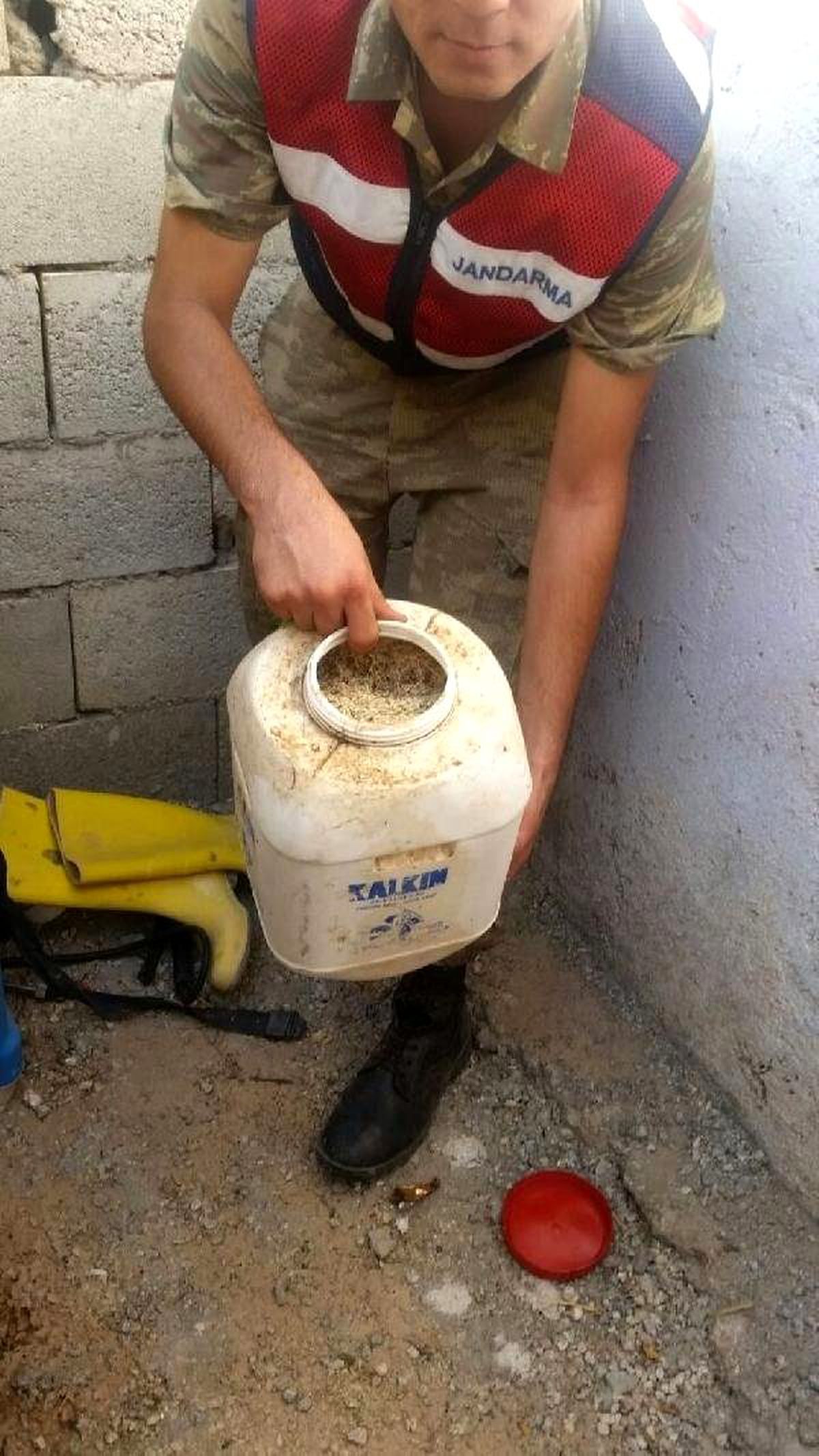 Akçakale\'de Odunluktan Uyuşturucu Çıktı
