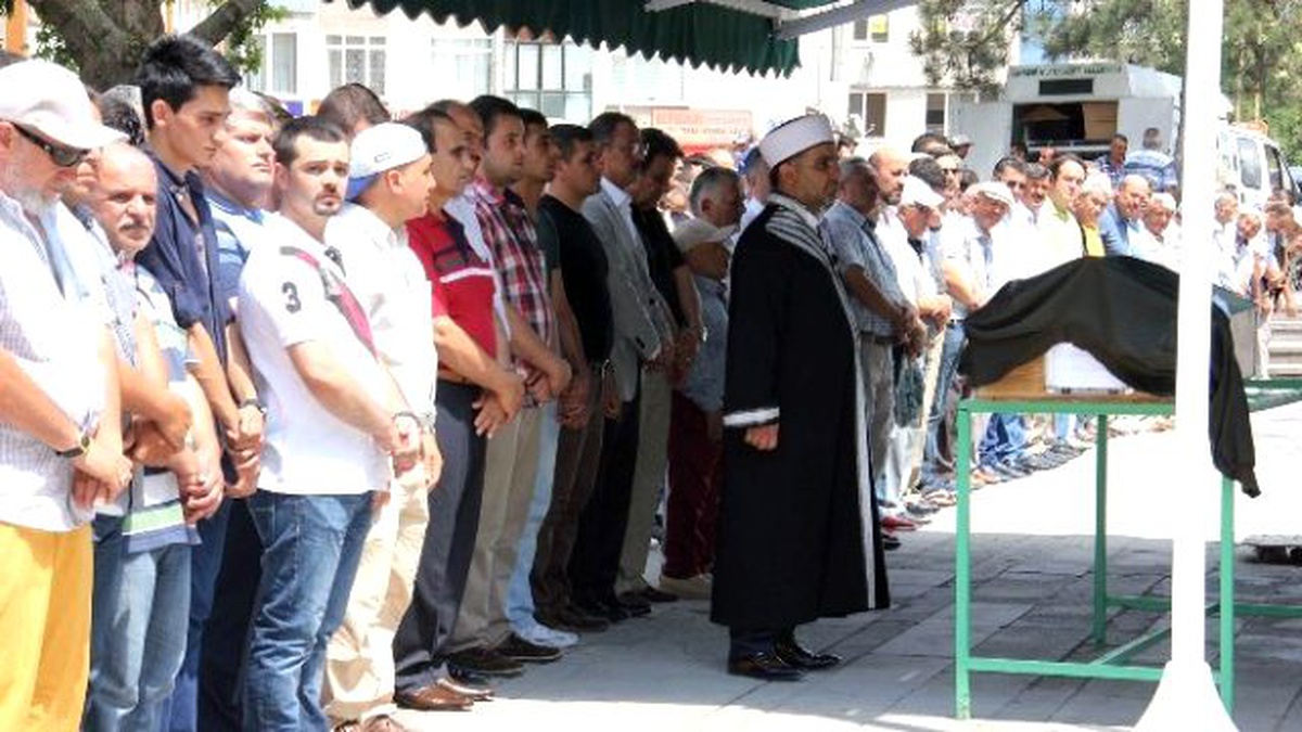 Almanya\'da Trafik Kazasında Hayatını Kaybeden Genç Kayseri\'de Toprağa Verildi