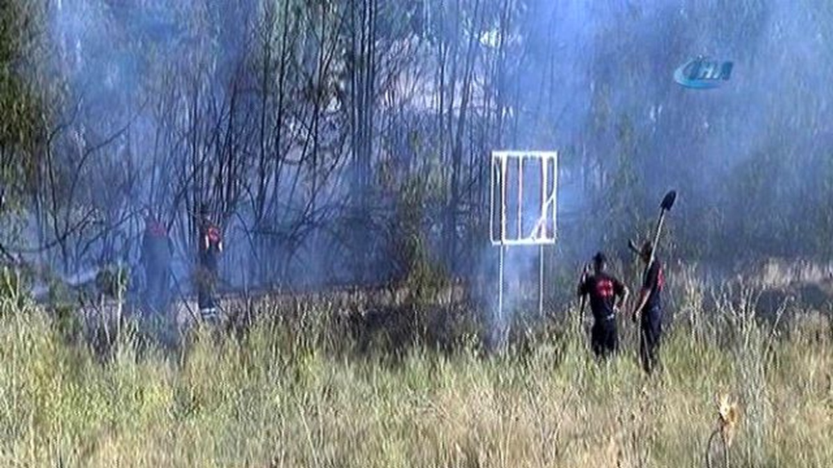 Anız Yangını İtfaiyenin Müdahalesi ile Büyümeden Söndürüldü