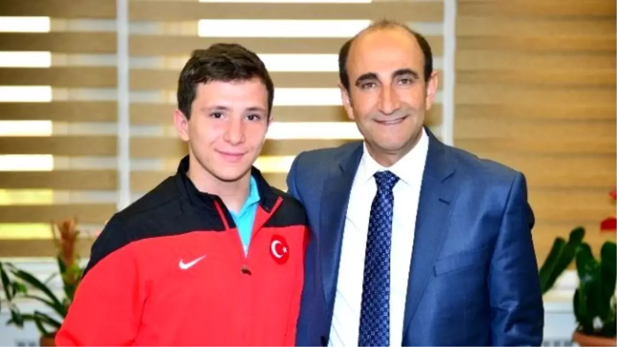 Avrupa Halterine 'Yıldırım' Damgası