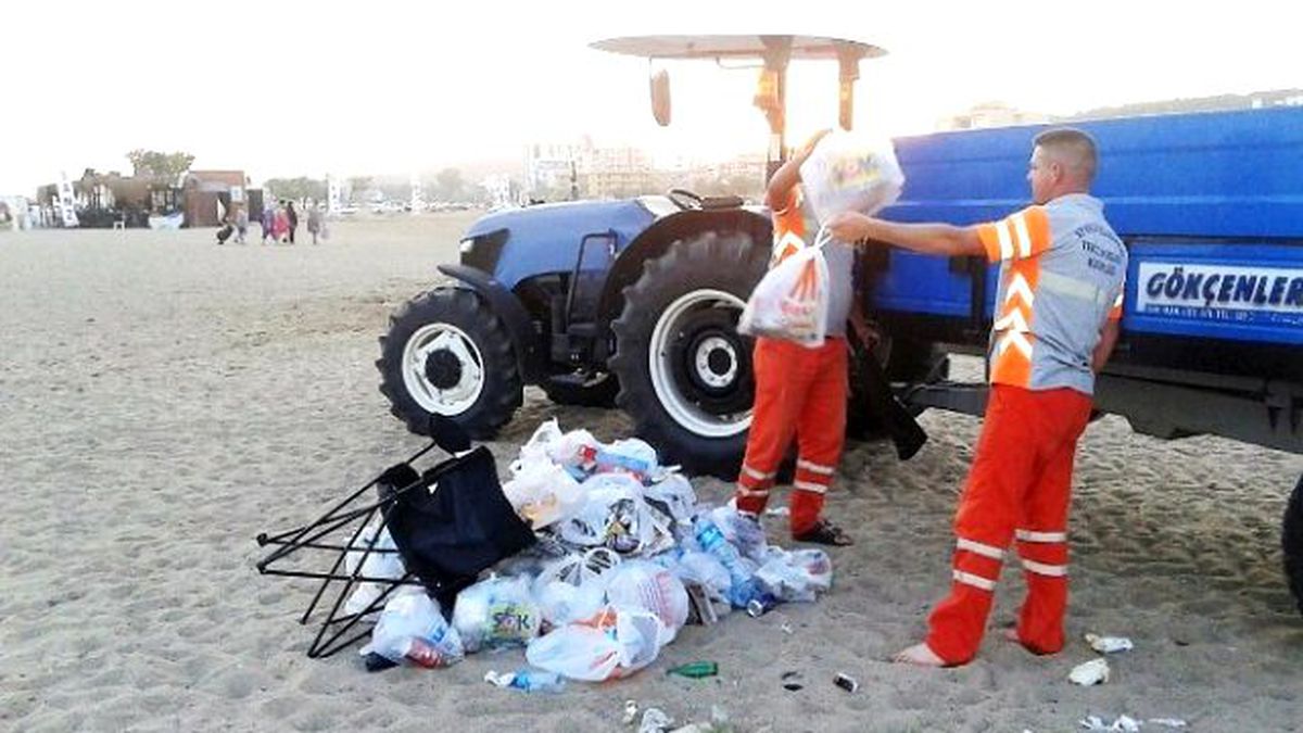 Ayvalık Belediyesi Sahilleri Temizliyor