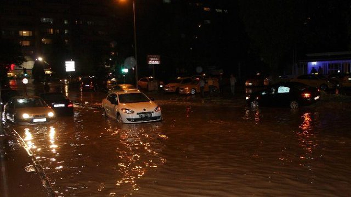 Başkentli Yaz Yağmuruna Hazırlıksız Yakalandı