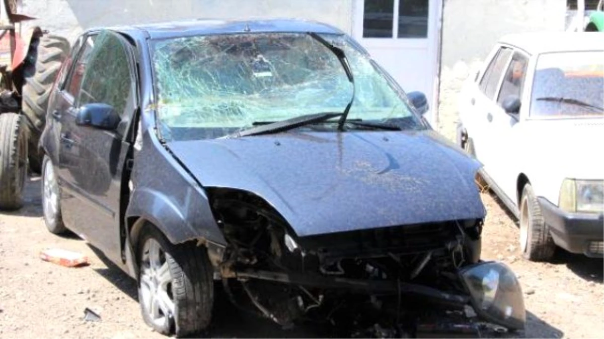Bergama\'da Otomobil Takla Attı: 1 Ölü, 2 Yaralı