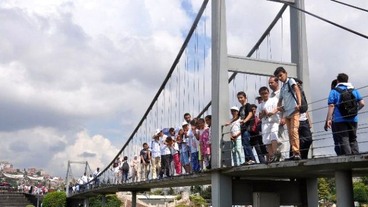 Bilge Çocuklar Miniatürk\'te Türkiye\'yi Köşe Bucak Gezdiler