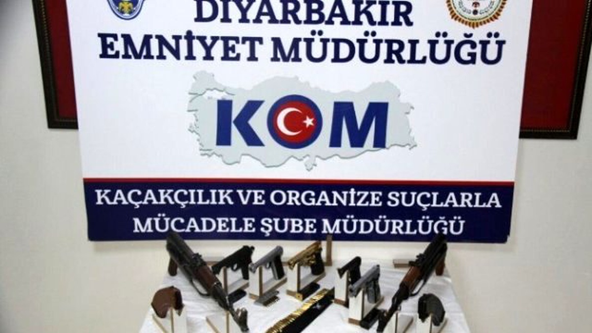 Diyarbakır\'da 13 Adrese Operasyon: 11 Gözaltı