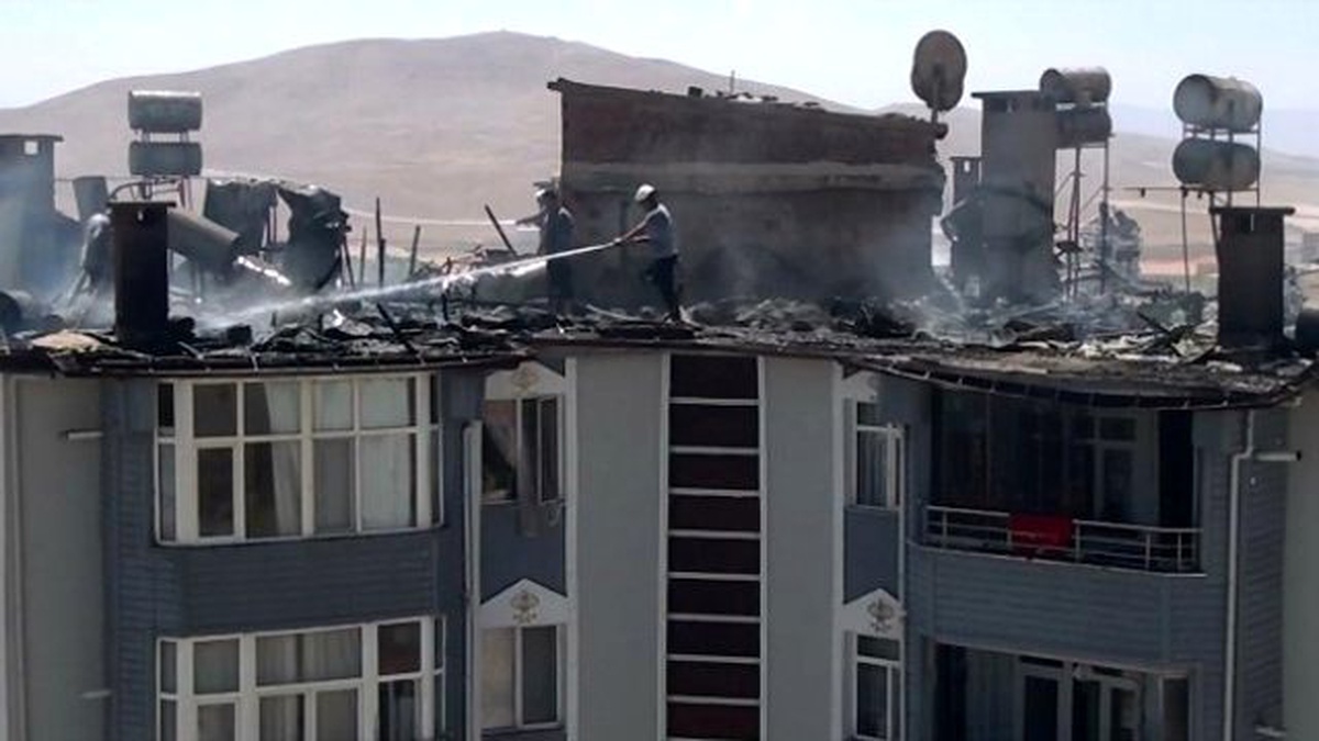 Elazığ\'da 7 Katlı Binanın Çatısı Tamamen Yandı