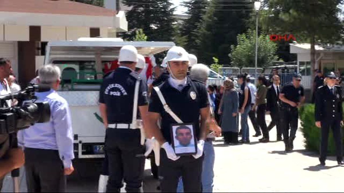 Silopi\'de Şehit Olan Polis Elazığ\'da Gözyaşlarıyla Toprağa Verildi