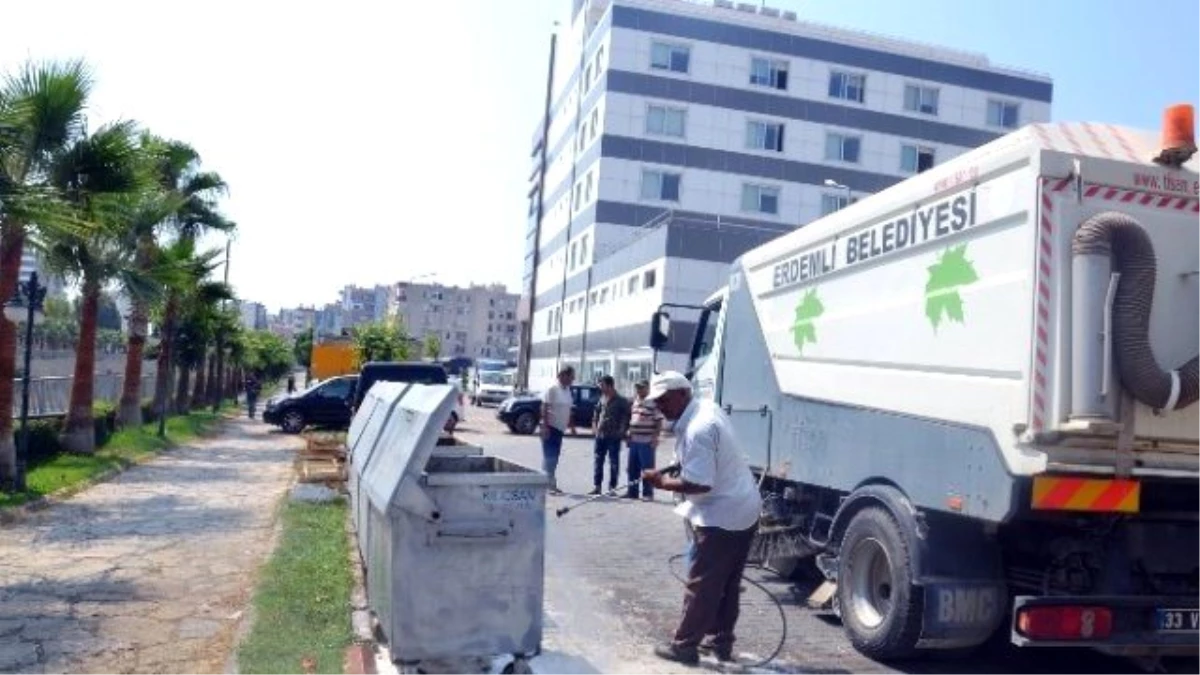 Erdemli\'de Çöp Konteynerleri Dezenfekte Ediliyor