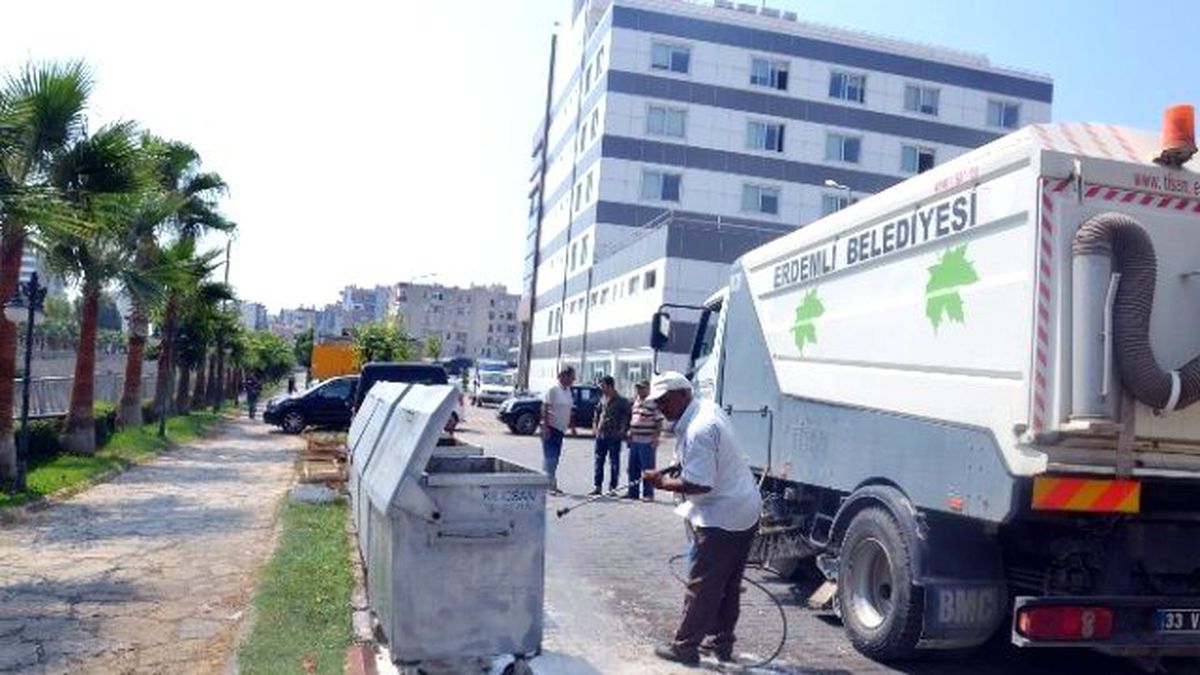 Erdemli\'de Çöp Konteynerleri Dezenfekte Ediliyor