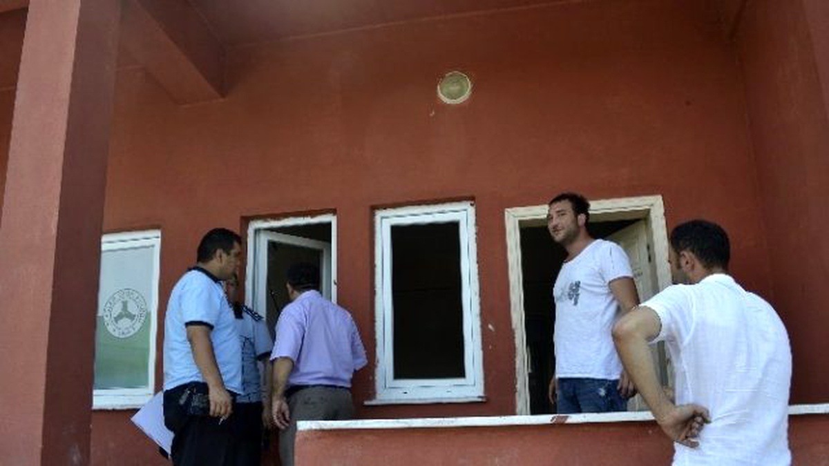 Futbol Sahasındaki Soyunma Odalarının Kapıları ve Camları Kırıldı