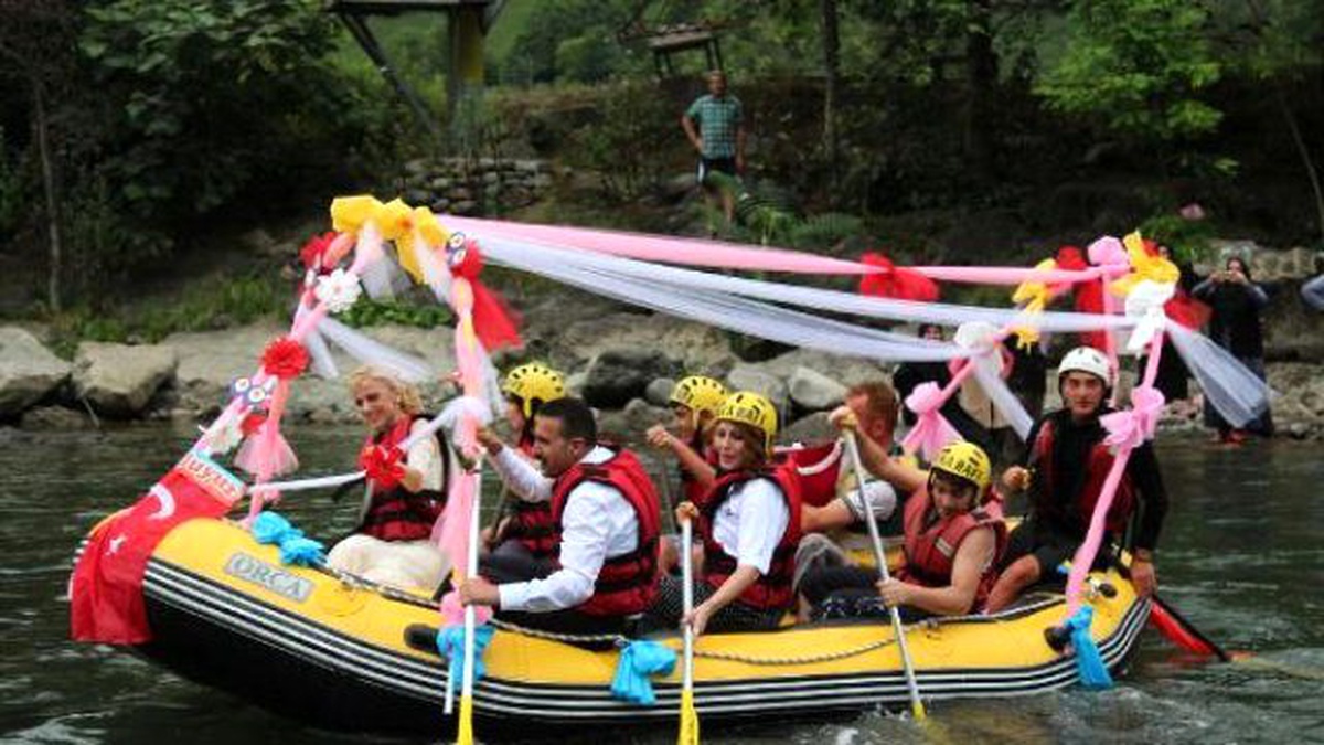 Gelin ve Damattan Rafting Botuyla Düğün Konvoyu