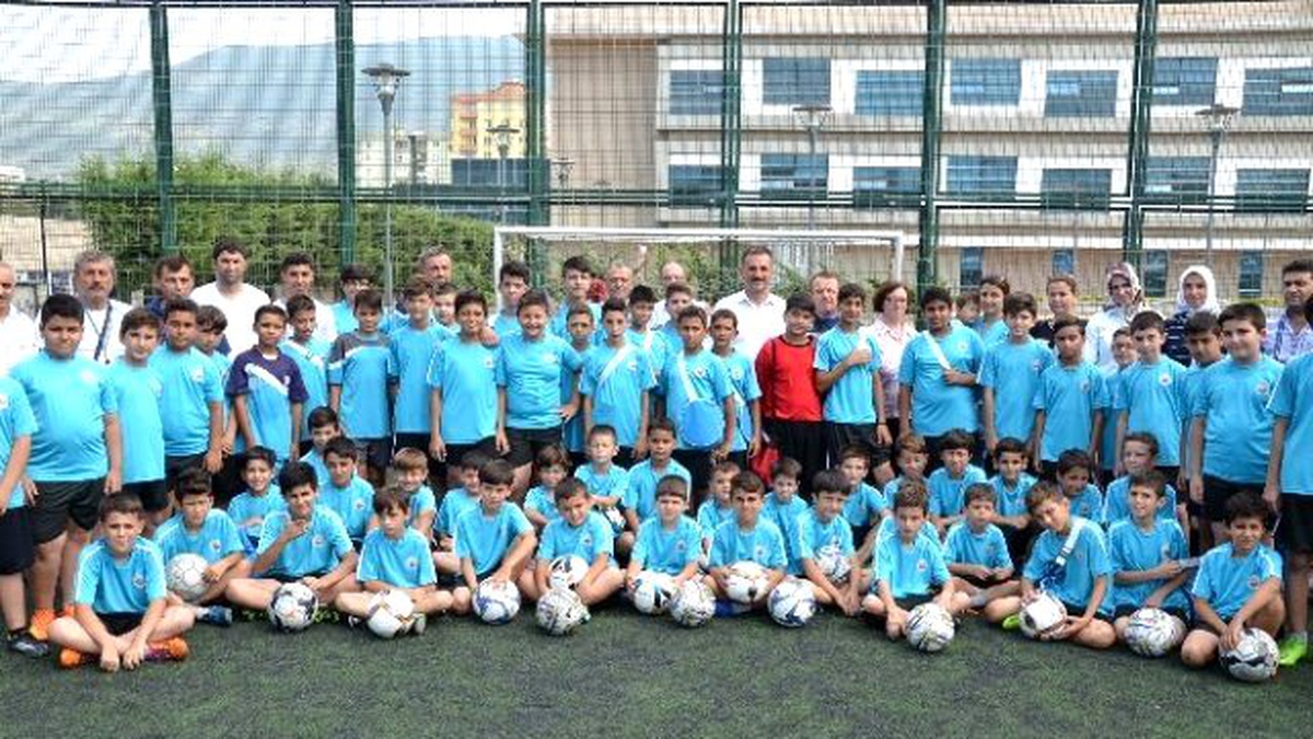 Gemlik Belediyesi\'nden Geleceğin Futbolcularına Malzeme Desteği