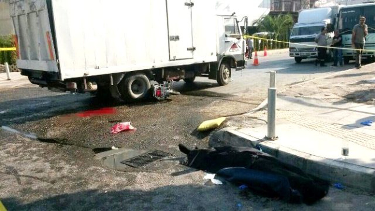 İzmir\'de Motosiklet Sürücüsünün Feci Ölümü