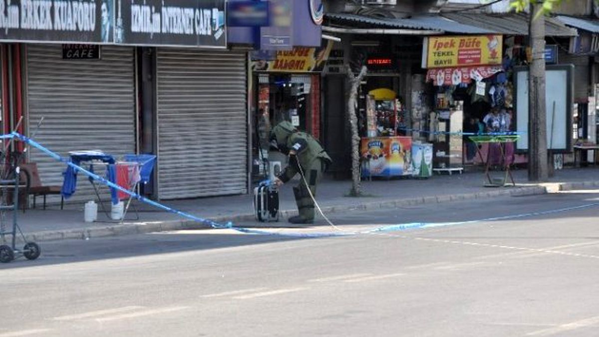İzmir\'de Sahipsiz Valiz Bomba Paniğine Neden Oldu