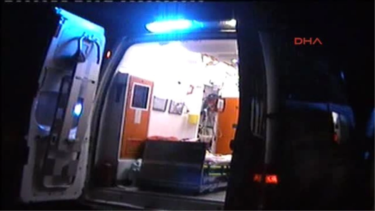Andırın\'da Hasta Taşıyan Ambulans İstinat Duvarına Çarptı: 1 Yaralı