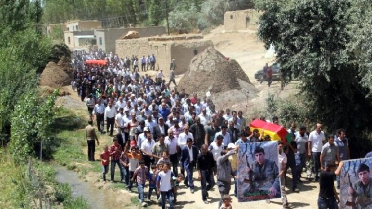 Karakola İntihar Saldırısı Gerçekleştiren PKK\'lı İçin Cenaze Töreni