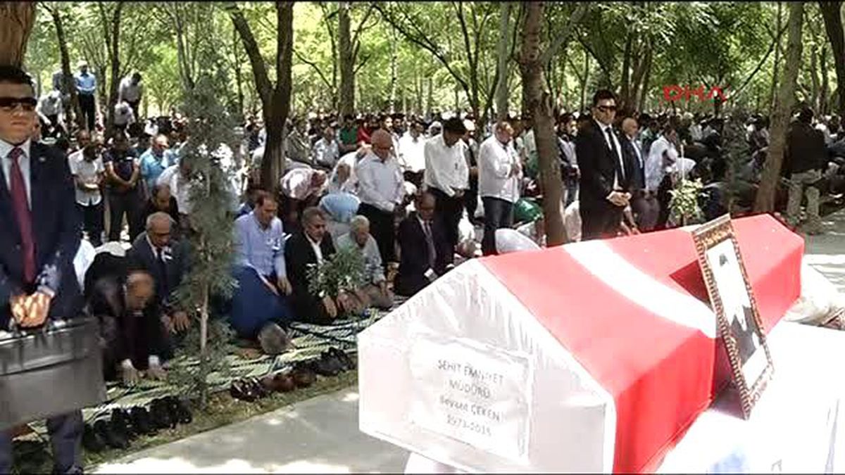 Konya Şehit Polis Müdürü Beyazıt Çeken\'in Cenazesi Konya\'da Son Yolculuğuna Uğurlandı