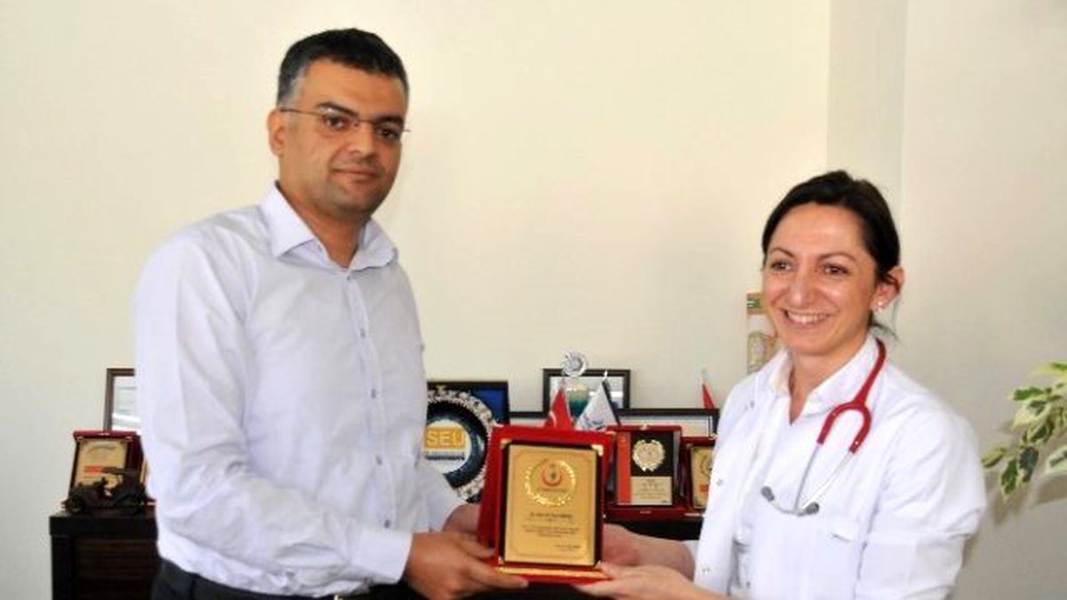 Müdür Ekinci\'den Dr. Okulu\'ya Plaket