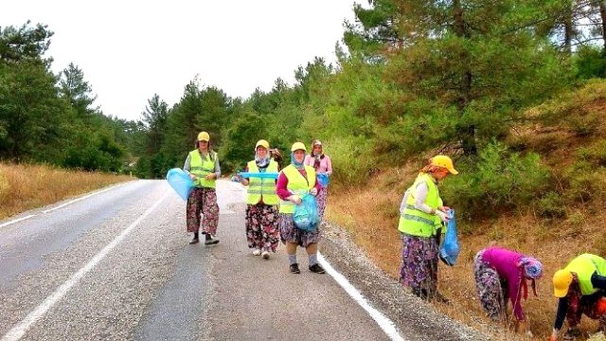 Orman İşçilerinden Çevre Temizliği