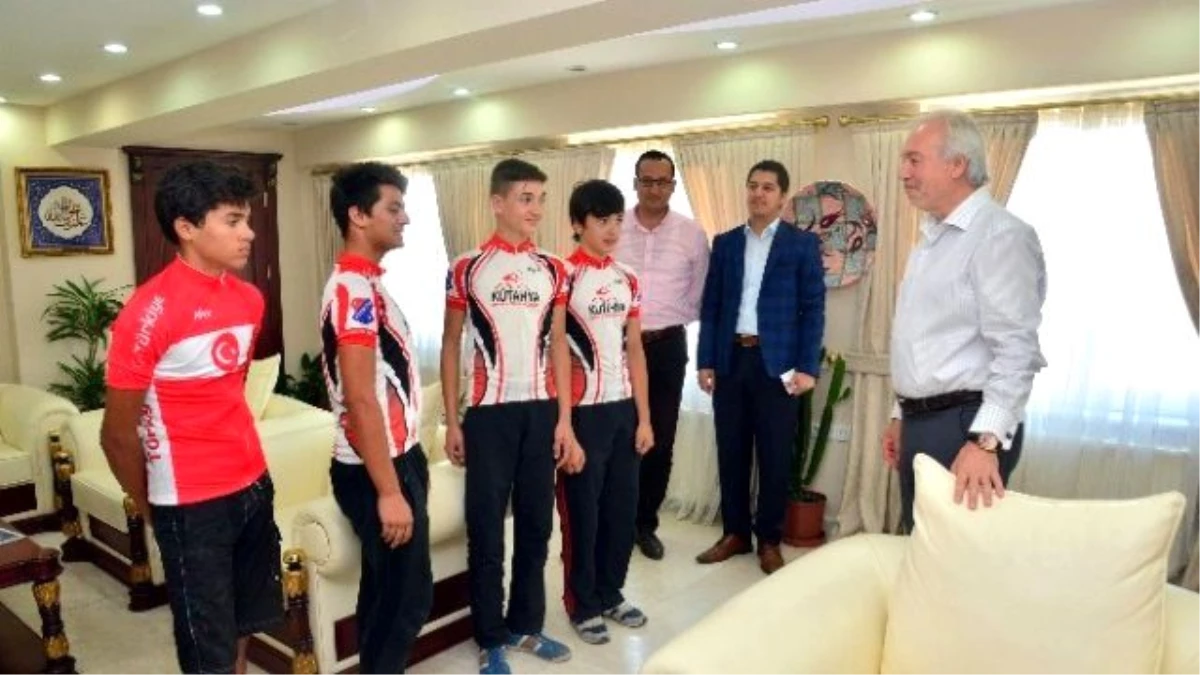 Şampiyon Bisikletçilerden Başkan Kamil Saraçoğlu\'na Ziyaret