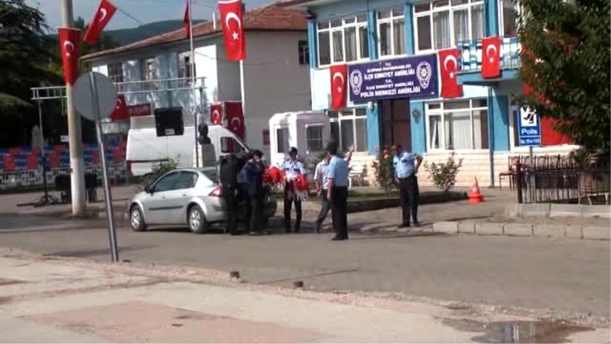 Şehit Polis Mustafa Yahya Mertcan\'ın Defnedileceği İlçede Her Yere Türk Bayrağı Asıldı
