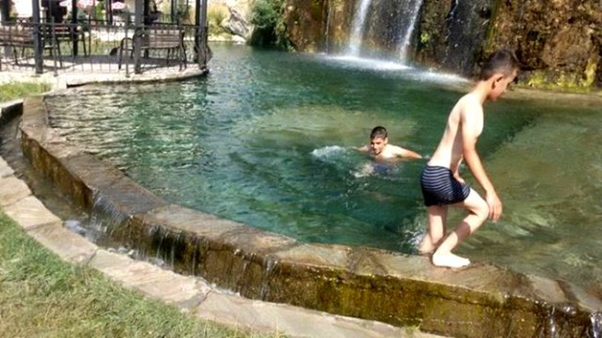 Sıcak Havadan Bunalan Çocuklar Süs Havuzlarında Serinledi