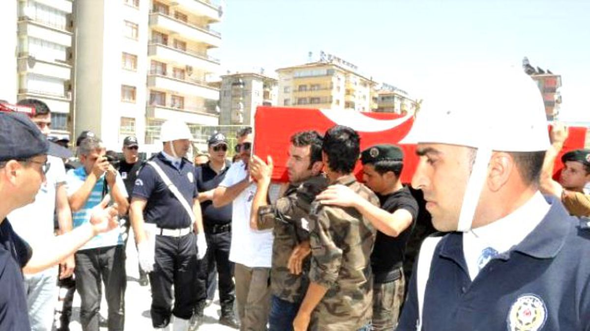 Silopi\'de Şehit Olan Polis Memuru Elazığ\'da Gözyaşlarıyla Toprağa Verildi