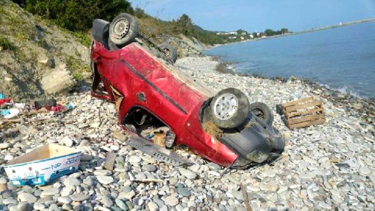 Uçuruma Yuvarlanan Otomobilde 2 Kişi Yaralandı