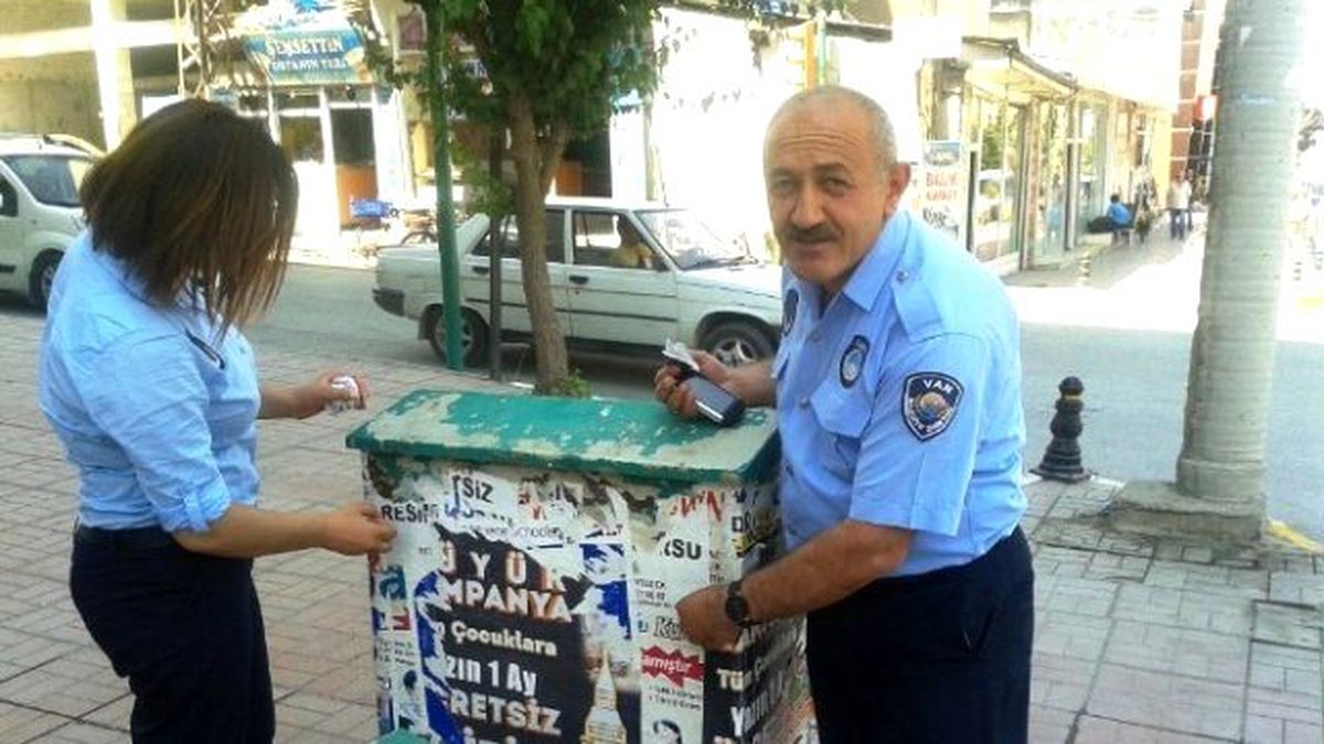 Van\'da Gelişigüzel Asılan İlanlar Kaldırılıyor